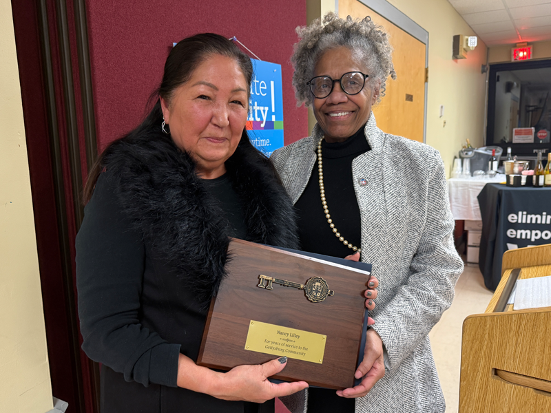 Gettysburg Mayor Rita Frealing awards Nancy Lilley a Key to the Borough of Gettysburg.